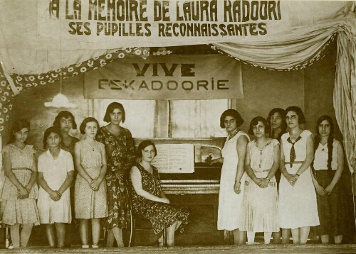 Classe de piano, à l'école Laura Kadoorie, prise sur la scène de la salle des fêtes de l'école